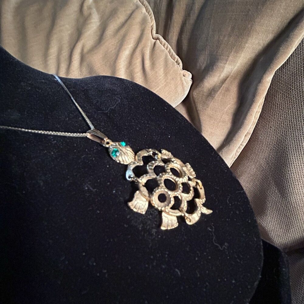 Vintage Moving Turtle Pendant Long Gold Necklace Kitsch & Green emerald Eyes